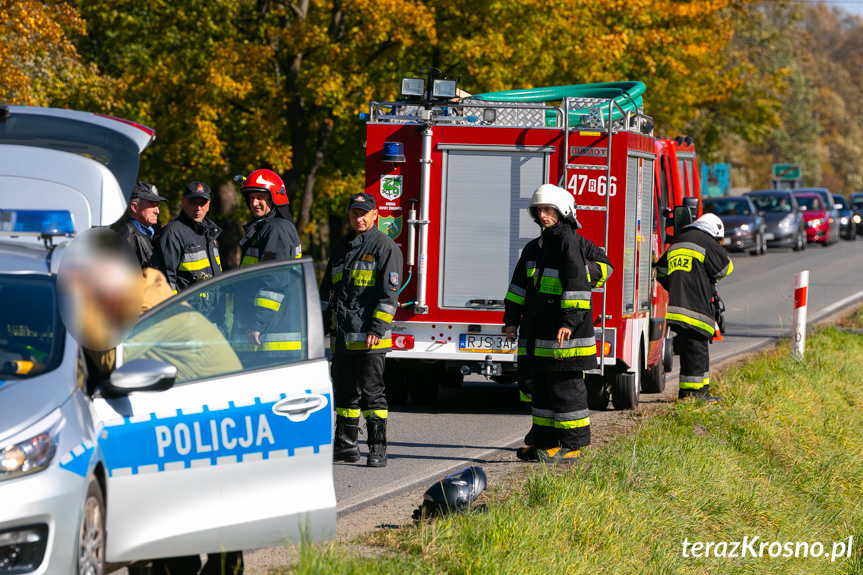 Wypadek w Kątach. Zderzenie motocykla z samochodem osobowym