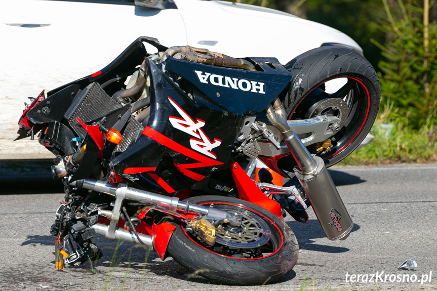 Wypadek w Kątach. Zderzenie motocykla z samochodem osobowym