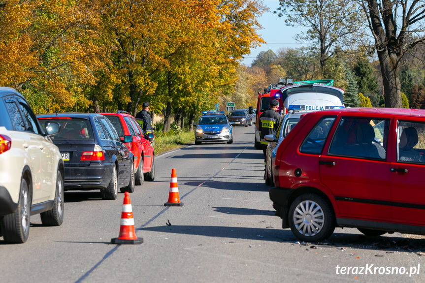 Wypadek w Kątach. Zderzenie motocykla z samochodem osobowym