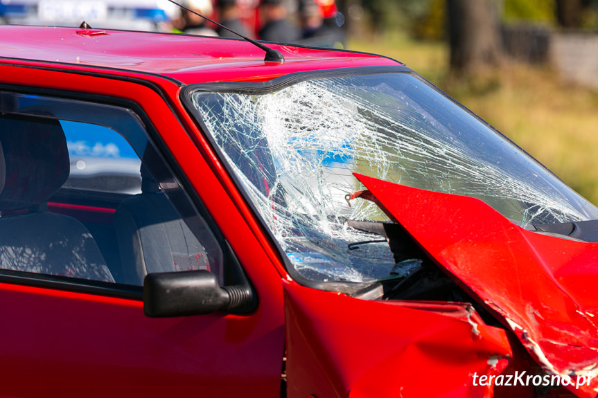 Wypadek w Kątach. Zderzenie motocykla z samochodem osobowym