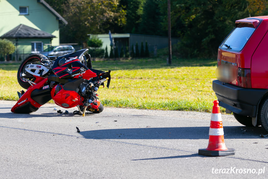 Wypadek w Kątach. Zderzenie motocykla z samochodem osobowym