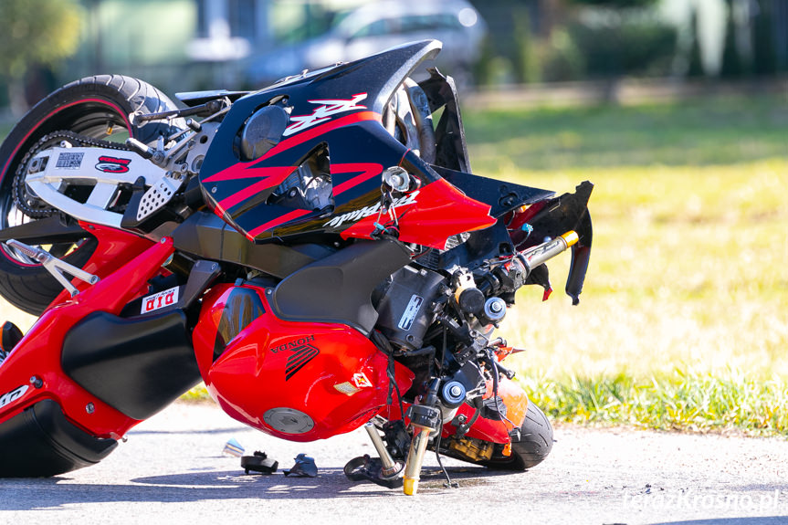 Wypadek w Kątach. Zderzenie motocykla z samochodem osobowym