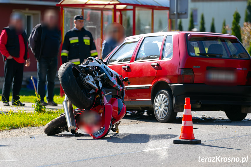 Wypadek w Kątach. Zderzenie motocykla z samochodem osobowym