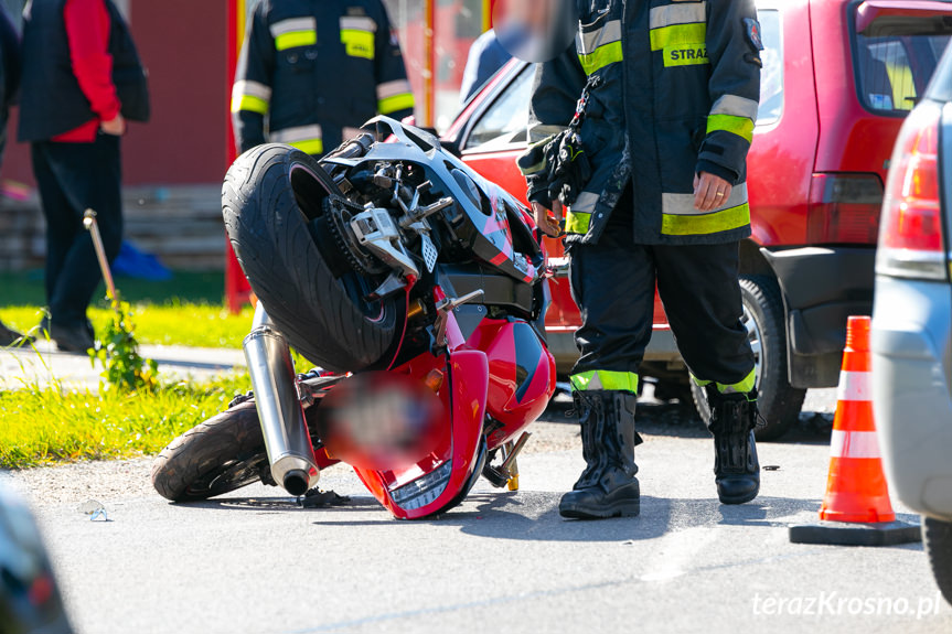 Wypadek w Kątach. Zderzenie motocykla z samochodem osobowym