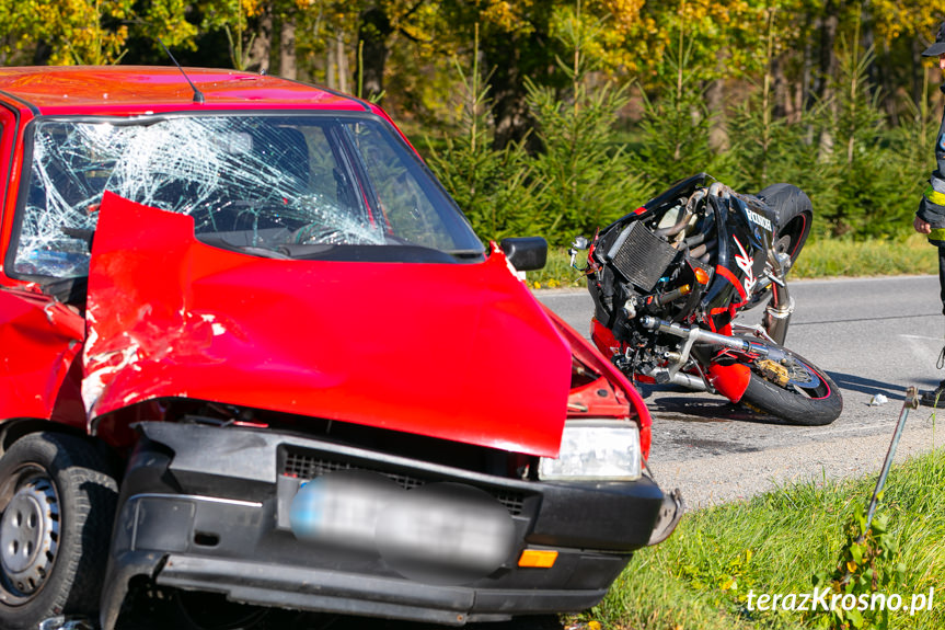 Wypadek w Kątach. Zderzenie motocykla z samochodem osobowym