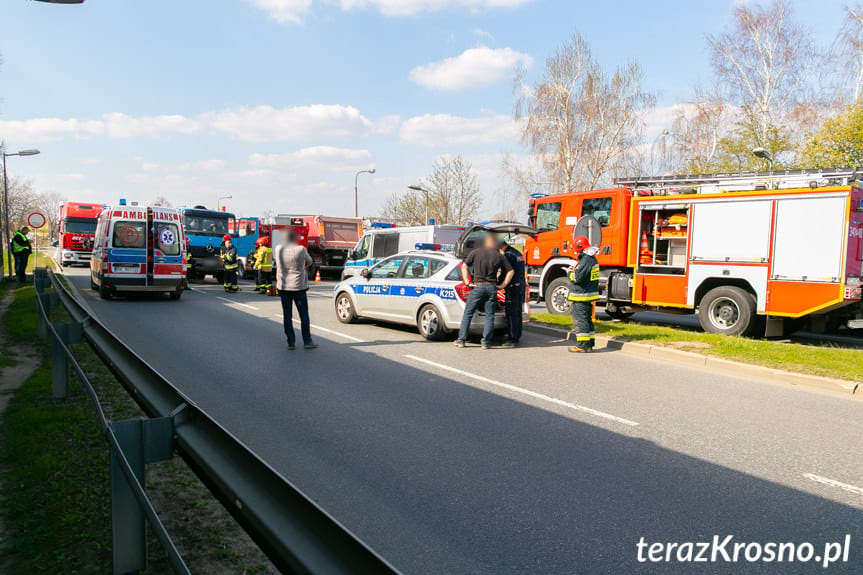 Wypadek w Krośnie. Pieszy wtargnął na jezdnie wprost pod samochód ciężarowy