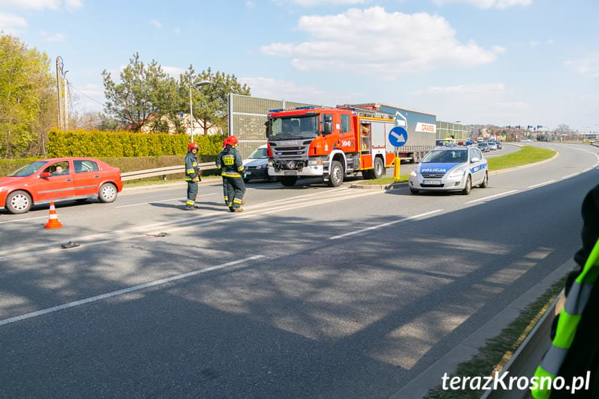 Wypadek w Krośnie. Pieszy wtargnął na jezdnie wprost pod samochód ciężarowy