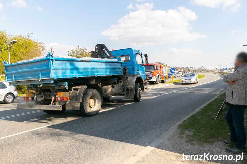 Wypadek w Krośnie. Pieszy wtargnął na jezdnie wprost pod samochód ciężarowy