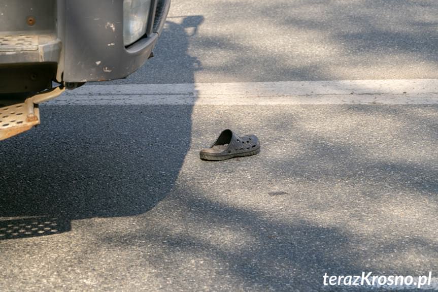 Wypadek w Krośnie. Pieszy wtargnął na jezdnie wprost pod samochód ciężarowy