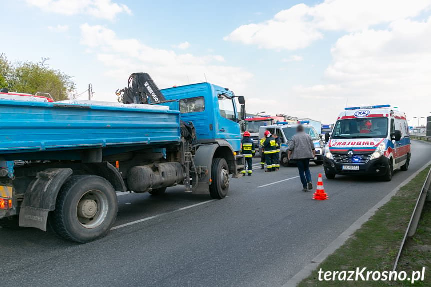 Wypadek w Krośnie. Pieszy wtargnął na jezdnie wprost pod samochód ciężarowy