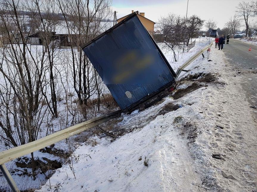 Wypadek w Łysej Górze. Zderzenie trzech pojazdów