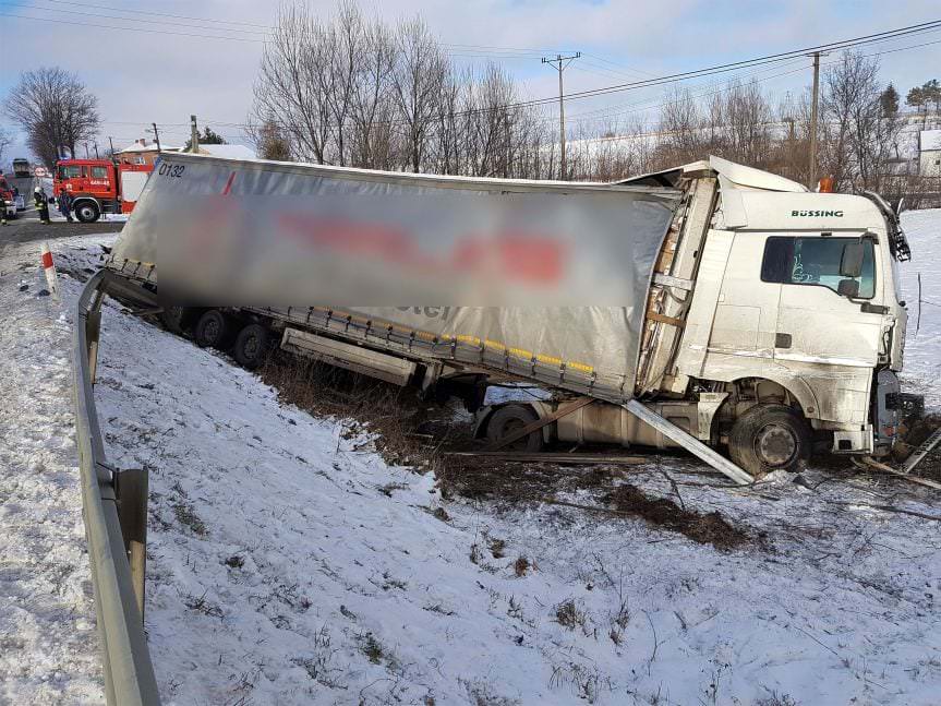 Wypadek w Łysej Górze. Zderzenie trzech pojazdów