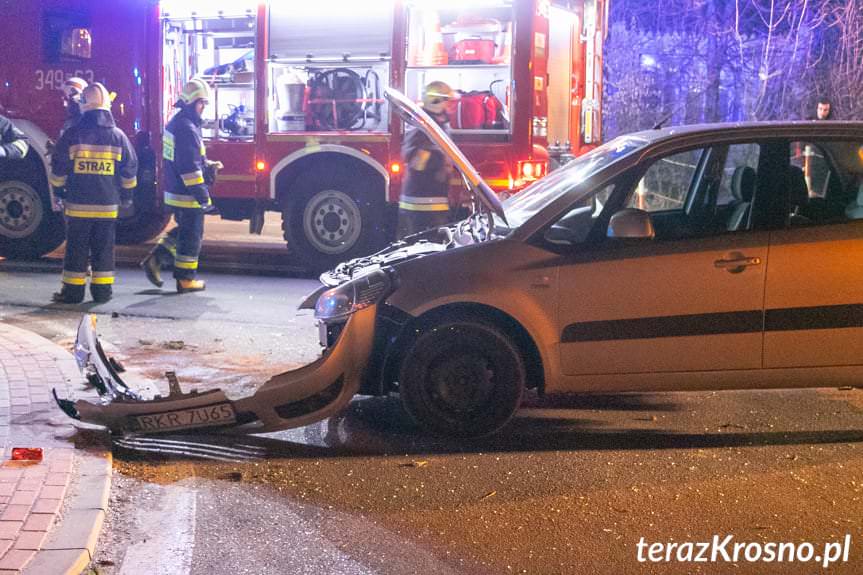 Wypadek w Pustynach. Zderzenie suzuki z mitsubishi