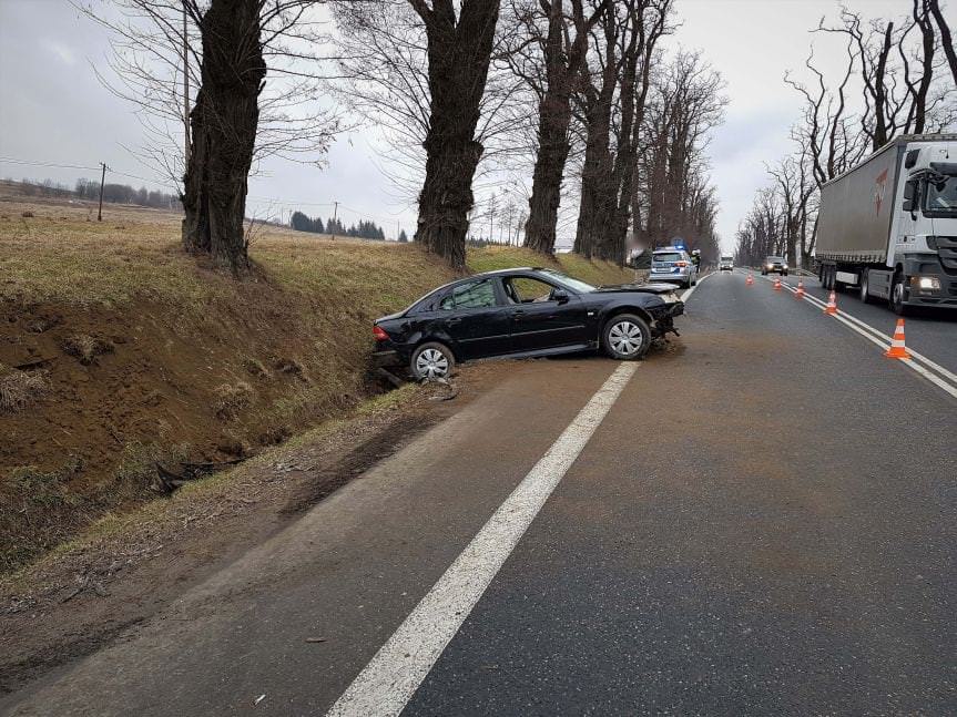 Wypadek w Zboiskach. Kierująca samochodem osobowym wjechała do rowu