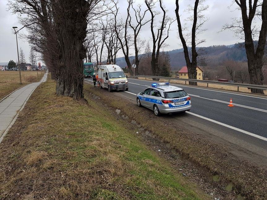 Wypadek w Zboiskach. Kierująca samochodem osobowym wjechała do rowu