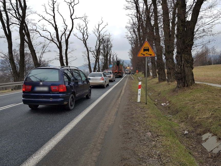 Wypadek w Zboiskach. Kierująca samochodem osobowym wjechała do rowu