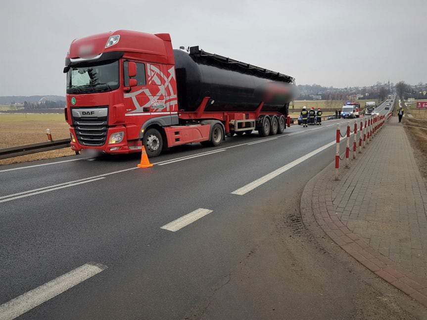 Zderzenie ciężarówki z samochodem osobowym w Rogach