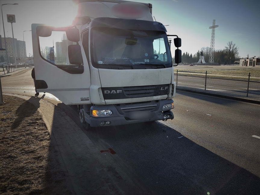 Zderzenie dwóch samochodów dostawczych w Krośnie