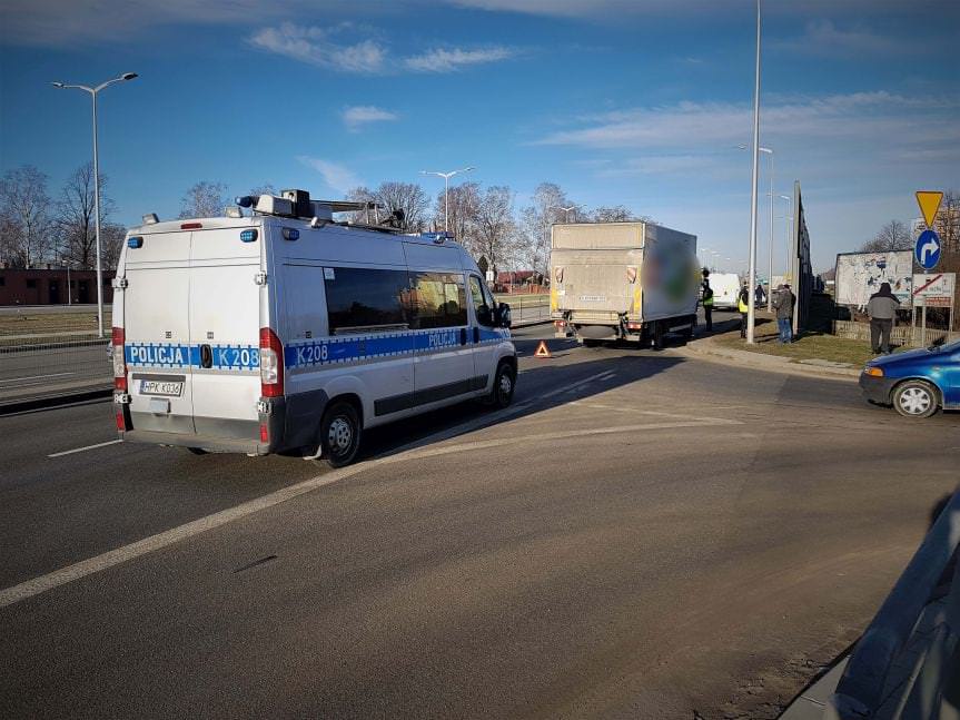 Zderzenie dwóch samochodów dostawczych w Krośnie