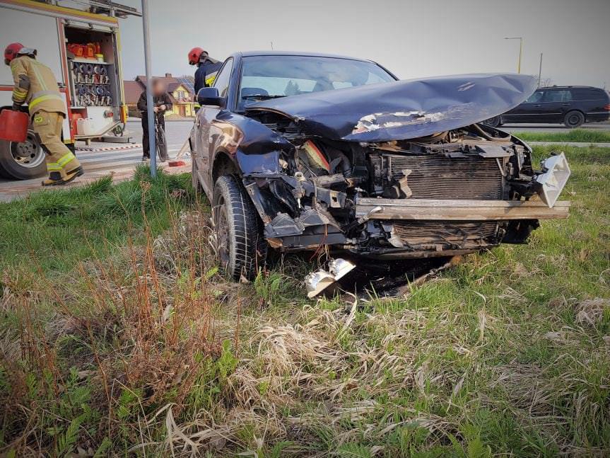 Zderzenie volkswagena i renault na ulicy Lotników w Krośnie