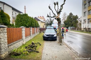 18-latek uderzył autem w drzewo