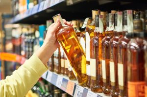 20-latka i 48-latek zatrzymani za kradzież alkoholu