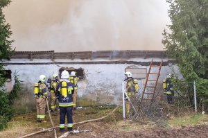 30 zastępów straży walczy z ogniem hali poprodukcyjnej