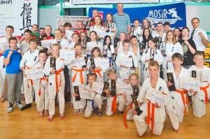 37 pucharów dla karateków z Krośnieńskiego KKK
