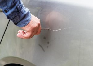 41-latek rysował auta ostrym narzędziem. Straty - ponad 54 tys. zł