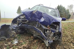 61-latka uderzyła samochodem w drzewo. Dwie osoby trafiły do szpitala