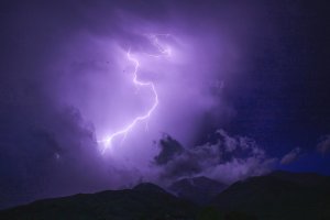 Alert pogodowy dla Podkarpacia. Silny wiatr, ulewy i możliwy grad