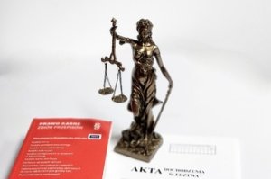 Areszt dla sprawcy kradzieży rozbójniczych, znieważenia i gróźb karalnych