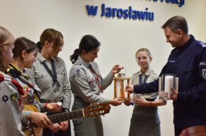 Betlejemskie Światło Pokoju zaświeciło w jarosławskiej komendzie