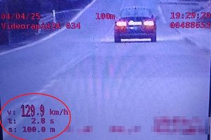BMW jechało 129 km/h przez Głojsce. Kierowca spieszył się na działkę