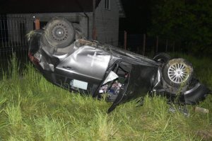 Brawura i alkohol. 34-latek dachował fiatem