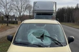 Bryła lodu spadła z busa i uszkodziła fiata