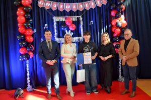 Burmistrz Kołaczyc gratuluje Oskarowi Nockowi sukcesu w The Voice Kids