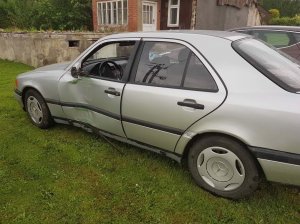 CHLEBNA. Mercedesem uderzył w kię i ogrodzenie 