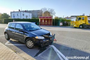 Czołowe zderzenie dwóch samochodów marki Renault w Krośnie