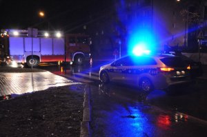 Dzielnicowy zauważył pożar domu i ruszył z pomocą