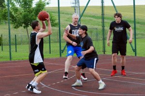Emocje i sportowa rywalizacja podczas Otwartego Turnieju Koszykówki Ulicznej w Targowiskach