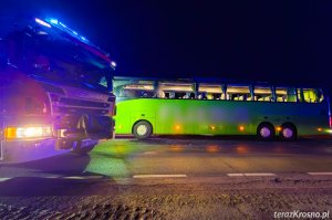 Groźna kolizja autokaru i pojazdu nienormatywnego w Pustynach