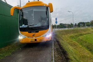 Groźnie wygladająca kolizja autokaru z osobówką