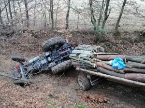 Izdebki. Wypadek przy zwożeniu drzewa z lasu