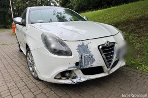Kierowca alfy romeo uderzył w słup i zjechał z nasypu