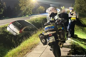 Kierowca Citroena zjechał do rowu