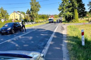 Kierowca nissana wymusił pierwszeństwo i uciekł. Motocyklista trafił do szpitala