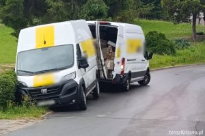 Kolizja z udziałem busa firmy kurierskiej