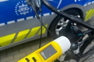 Kompletnie pijana rowerzystka wjechała w znak drogowy