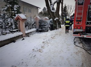 Krościenko Wyżne. Samochód uderzył w ogrodzenie i zapalił się